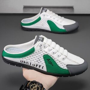 Weiß-grüne Sportschuhe mit Mesh-Einsätzen und grauen Akzenten auf grauem Hintergrund.