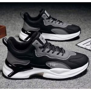 Zwei schwarze und graue Sneaker auf einem grauen Teppichboden.