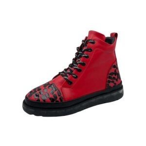 Roter Sneaker mit schwarzem Muster und schwarzer Sohle, seitlich gesehen.