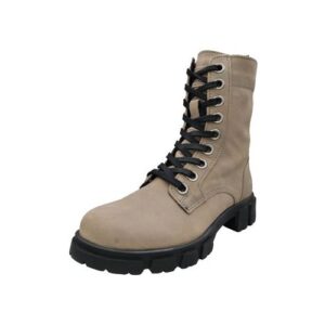 Hellbrauner Schnürstiefel mit schwarzer Sohle auf weißem Hintergrund.