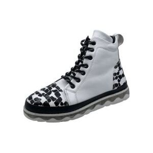Weißer Sneaker mit schwarzem Muster und dicker Sohle.