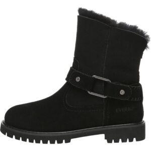 Schwarzer Winterstiefel mit Schnallen und Fellfutter auf weißem Hintergrund.