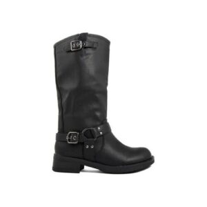 Schwarzer Lederstiefel mit Schnallen an Absatz und Schaft.