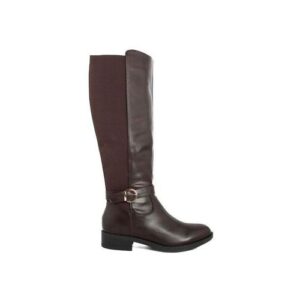Brauner kniehoher Stiefel aus Leder mit Schnalle und flachem Absatz.