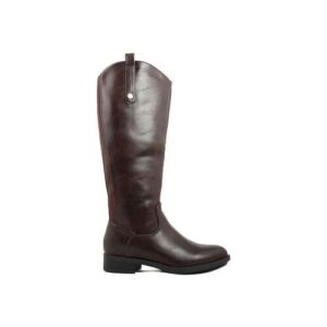 Brauner kniehoher Lederstiefel mit flachem Absatz und seitlicher Lasche.