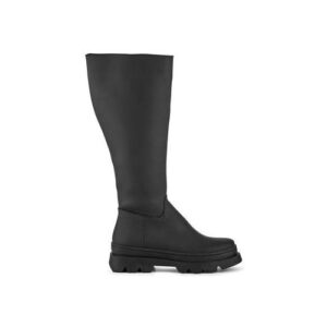 Schwarzer Lederstiefel mit grober Sohle im Seitenprofil auf weißem Hintergrund.