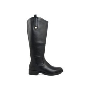 Schwarzer langstieliger Lederstiefel mit flachem Absatz und seitlichem Knopf.