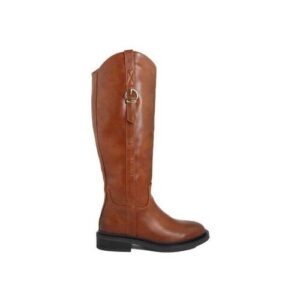 Brauner Lederstiefel mit Schnalle auf weißem Hintergrund.