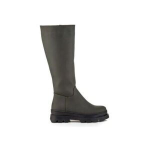 Grüner kniehoher Stiefel mit dicker, schwarzer Gummisohle