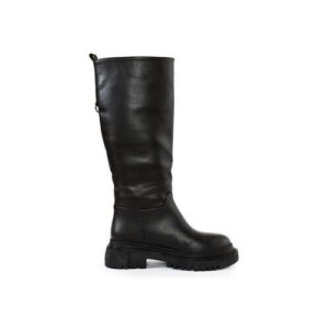 Schwarzer, kniehoher Lederstiefel mit grober Sohle vor weißem Hintergrund.