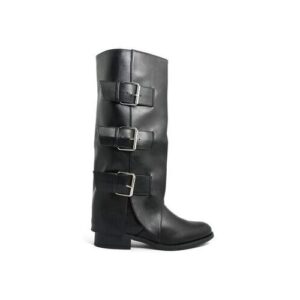 Schwarzer Lederstiefel mit drei Metallschnallen seitlich an der Wade.