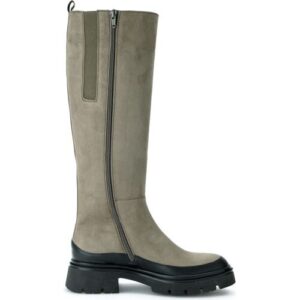 Hoher Stiefel mit seitlichem Reißverschluss und dicker Sohle.