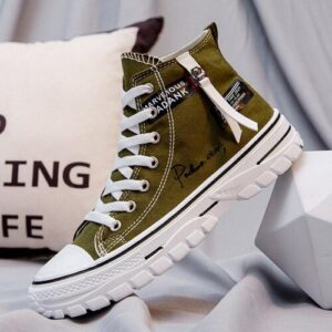 Olivgrüner High-Top-Sneaker mit Reißverschluss und weißen Schnürsenkeln auf einer hellen Oberfläche.