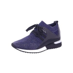Lila Sneaker mit schwarzer Sohle und Schnürsenkeln vor weißem Hintergrund.