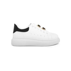 Weißer Sneaker mit schwarzer Ferse und goldenen Details auf weißem Hintergrund.
