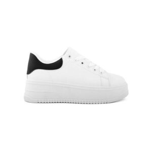 Weißer Plateau-Sneaker mit schwarzem Fersendetail auf weißem Hintergrund.