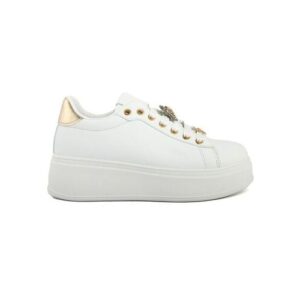 Weißer Plateau-Sneaker mit goldenen Details auf weißem Hintergrund.