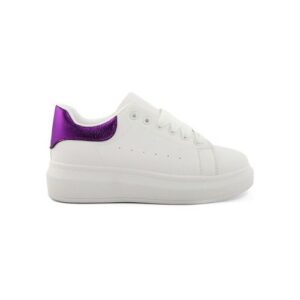 Weißer Sneaker mit lila Akzent, Seitenansicht, auf weißem Hintergrund.