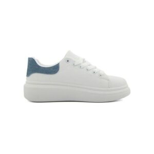 Weißer Sneaker mit blauem Detail auf weißem Hintergrund.