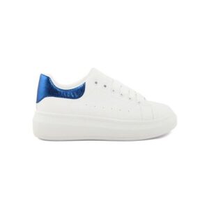 Weißer Sneaker mit blauem Akzent auf weißem Hintergrund.