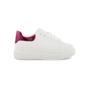 Weißer Sneaker mit pinkem Fersenbereich aus Leder auf weißem Hintergrund.