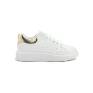 Weißer Sneaker mit goldfarbenem Fersendetail auf weißem Hintergrund.