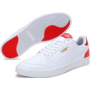 Weiße Sneaker mit roten Akzenten und Markenlogo, seitliche und Sohlenansicht.