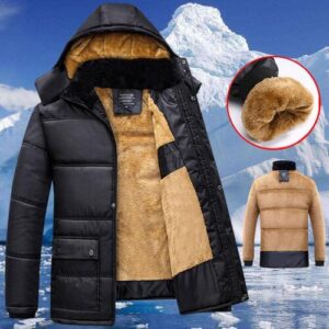 Schwarze Winterjacke mit beigem Fellfutter vor schneebedecktem Berg.