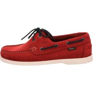 Roter Bootsschuh mit weißen Nähten und dunklen Schnürsenkeln.