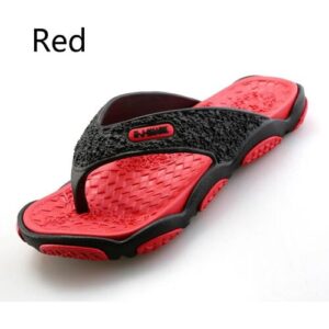 Rote und schwarze Flip-Flop-Sandale mit strukturiertem Design auf weißem Hintergrund.
