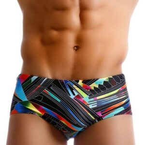 Mann trägt eine bunte Badehose.