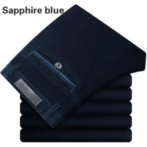 Stapel saphirblauer Hosen mit sichtbarer Gesäßtasche und Knopf.