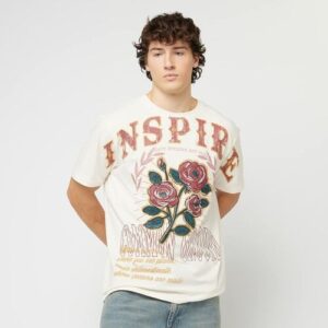 Person trägt weißes T-Shirt mit buntem Blumenmotiv und großem Schriftzug.