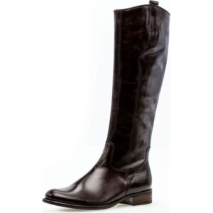 Brauner Lederstiefel mit niedrigem Absatz auf weißem Hintergrund.