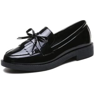 Schwarzer Lackleder-Loafer mit Schleife und flacher Sohle.