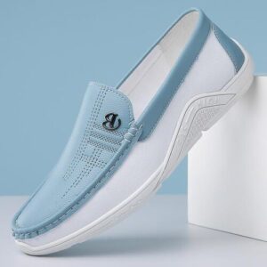 Blau-weißer Loafer aus Leder auf weißem Hintergrund präsentiert.