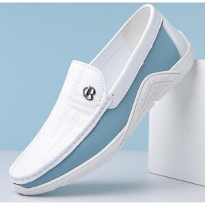 Weiß-blauer Loafer auf blauem Hintergrund mit dekorativem Metallakzent.