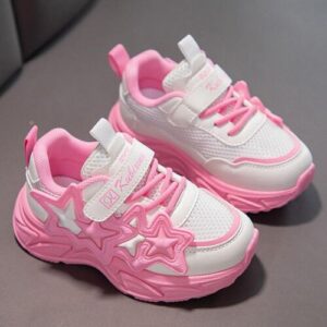 Weiße und rosa Kinderschuhe mit Sternendesign auf grauem Hintergrund.