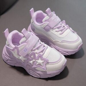 Lila und weiße Sneaker mit Sternmustern auf grauem Hintergrund.