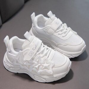 Weiße Kindersneaker mit Sternendesign auf grauem Hintergrund.