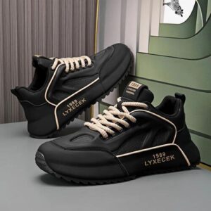 Schwarze Sneaker mit auffälligen weißen Schnürsenkeln auf grauem Hintergrund.