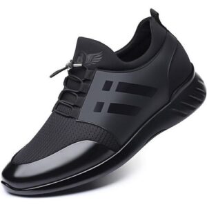 Schwarzer Sneaker mit modernem Design und geschwungener Sohle.
