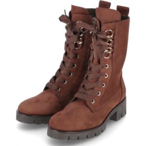 Braune Schnürstiefel aus Leder mit Blockabsatz auf weißem Hintergrund.