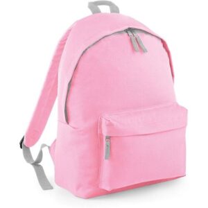 Ein pinkfarbener Rucksack mit grauen Reißverschlüssen und Trägern.