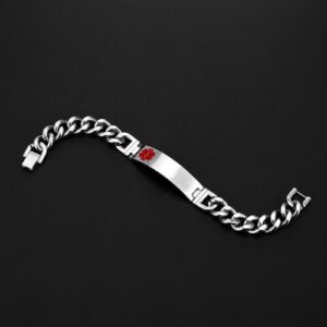 Silbernes Armband auf schwarzem Hintergrund mit roten medizinischen Symbolen.