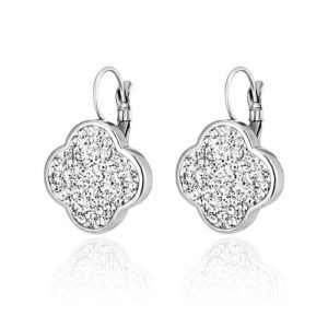 Silberne Ohrringe in Blütenform mit Diamantverzierung auf weißem Hintergrund.