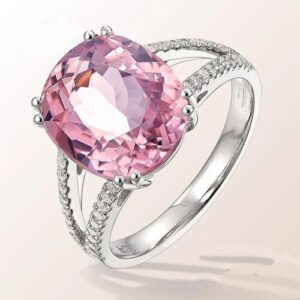 Silberring mit großem pinken Edelstein auf hellem Hintergrund.
