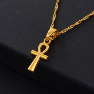 Goldene Ankh-Halskette auf dunklem Hintergrund präsentiert.