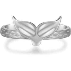 Silberner Ring mit Walflossenmotiv und texturierter Oberfläche.