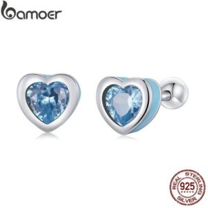 Silberne Ohrringe mit herzförmigem blauem Stein auf weißem Hintergrund.